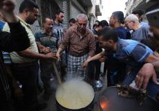 مواطن يعد أكلة الجريشة لتوزيعها على الفقراء في غزة