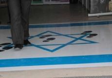 وزيرة أردنية تدوس على العلم الإسرائيلي