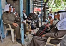 مسنون فلسطينيون يدخنون في أحد مقاهي