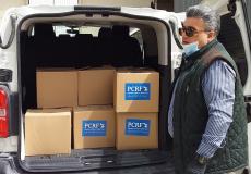 التنمية الاجتماعية واغاثة أطفال فلسطيني يوزعان طروداً غذائية للأسر الفقيرة في نابلس