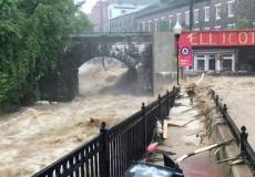  الفيضانات تلتهم السيارات في شوارع أمريكا