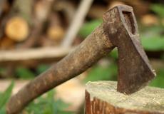 فتاة تقطع يدها بالفأس للاستفادة من مبلغ التأمين توضيحية-