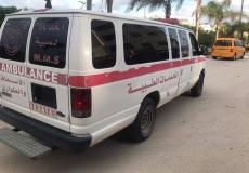 سيارة اسعاف تتوجه لاستلام حالة مشتبه باصابتها بكورونا في الداخل
