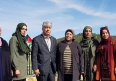 مجدلاني خلال زيارته لمسافر يطا