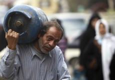 مواطن يحمل اسطوانة غاز طهي في غزة