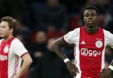 اللاعب الدولي ومهاجم أياكس أمستردام كوينسي بروميس