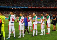 لاعبو الافيس يقف بالممر الشرفي أمام برشلونة تكريماً له