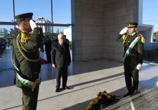 الرئيس محمود عباس يضع إكليلاً من الزهور على ضريح الرئيس الشهيد ياسر عرفات