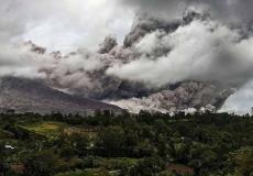 بركان في جزيرة سومطرة الإندونيسية