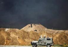 دخان الاطارات يغطي الرؤية بالكامل عن جيش الاحتلال شرق غزة أمس في جمعة الكوشوك