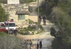 جيش الاحتلال يلقي قنبلة تجاه زوجين يحملان طفلاً رضيعاً