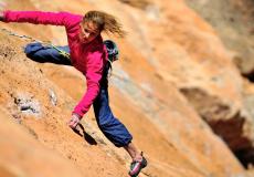 فتاة تتسلق الجبال