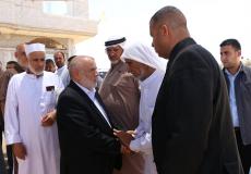 خلال تقديم أحمد بحر واجب العزاء لشهيدين من خان يونس