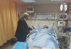 الوزير مأمون أبو شهلا يزور الصحفي المصاب أبو حسين