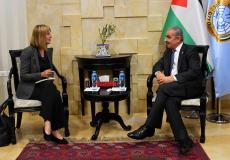 اشتية أثناء لقاء ممثلة النرويج لدى فلسطين هيلدا هارالدستاد