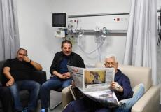 صورة نشرت للرئيس عباس مع نجليه من داخل المستشفى الاستشاري في رام الله