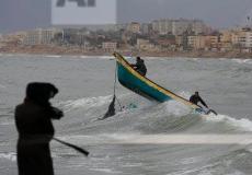 لحظة سقوط الصياد في بحر غزة