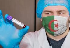 طبيب جزائري بيده مسحة كورونا