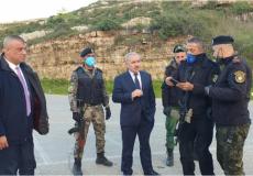 اشتية خلال توقفه لتحية رجال الأمن