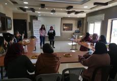 المركز الفلسطيني مؤسسة لاجئ ينفذان نشاطا حول حقوق المرأة في المخيمات