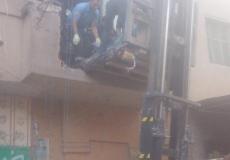 هدم شرفة منزل لنقل مواطن إلى المستشفى في مصر