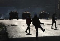 فلسطينيون يرشقون جنود الاحتلال بالحجارة _أرشيفبة