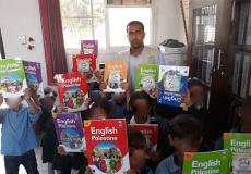"ثمار الخير" توزع كتب "اللغة الإنجليزية" على الطلاب المحتاجين