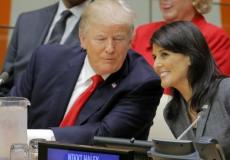 نيكي هيلي تجلس إلى جوار الرئيس الأمريكي دونالد ترامب -صورة أرشيفية-