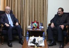 الحمد الله يزور "التربية"ويشيد بإنجازاتها