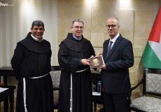 الحمدلله يستلم دعوة لحضور قداس منتصف الليل لعيد الميلاد المجيد بكنيسة المهد