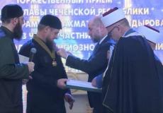 الهباش يقلد الرئيس الشيشاني وسام نجمة القدس