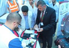 الأطباء العرب يوزع حقائب إسعافات أولية على النقاط الطبية