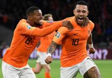 ديباي (يمين) وفينالدوم على رادار البرسا