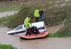 قوارب لإنقاذ أطفال حاصرتهم مياه الأمطار في المركز