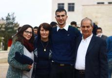 ربا هلال مع عائلتها 