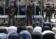 فلسطينيون يؤدون صلاة الظهر عند باب الرحمة