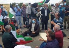 أداء صلاة الجمعة على الأراضي المهددة بالاستيلاء شمال سلفيت