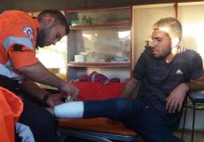 اسعاف أحد جرحى مسيرات العودة