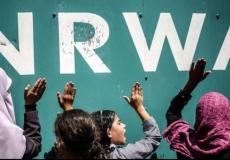 فلسطينيون أمام وكالة غوث وتشغيل اللاجئين الفلسطينيين الأونروا