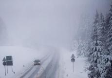 شاهد: طفل عمره عام يتزلج على الثلوج بطريقة مذهلة