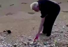 رئيس وزراء الهند ناريندرا مودي يلتقط القمامة