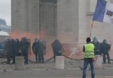 الشرطة تطلق الغاز المسيل للدموع لتفريق المتظاهرين