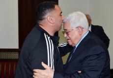 الرئيس محمود عباس يستقبل الأسير المحرر رجائي حداد
