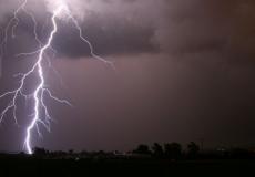 إسرائيل لا تستبعد تسبب الرعد بانطلاق الصواريخ من غزة