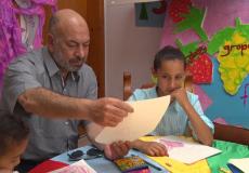 نواب فتح الموالين الى دحلان يوزعون كسوة العيد على الأطفال