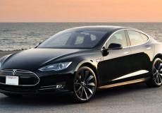  سيارة من طراز “تيسلا”