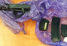 العثور على بندقية أوتوماتيكية واعتقال مشتبه في النقب