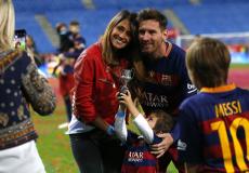 ميسي وزوجته في معلب الكامب نو