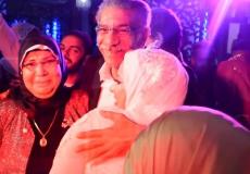 الفنان سيد رجب يفاجئ عروس يتيمة في حفل زفافها
