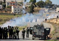 قوات الاحتلال تطلق قنابل الغاز